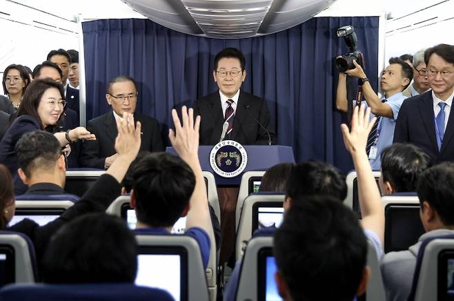 공군 1호기 기내 간담회, 질문 받는 이재명 대통령 - 이재명 대통령이 24일(현지시간) 일본 도쿄 하네다공항 이륙 뒤 한미 정상회담을 위해 미국 워싱턴DC로 향하는 공군 1호기 기내에서 기자간담회를 하며 취재진의 질문을 받고 있다. 연합뉴스
