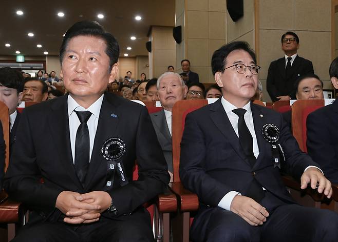 정청래 더불어민주당 대표(왼쪽)와 송언석 국민의힘 비상대책위원장 겸 원내대표가 8월18일 서울 동작구 국립서울현충원 현충관에서 열린 '김대중 전 대통령 서거 16주기 추도식'에 참석하고 있다. ⓒ시사저널 이종현