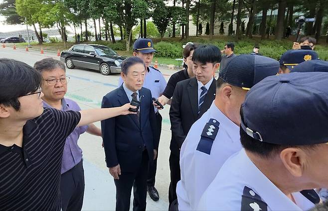 김형석&nbsp;독립기념관장이 25일 독립기념관으로 출근하던 중 독립운동가 후손 및 시민단체 회원 등과 대치하고 있다. ⓒ연합뉴스=독자 제공