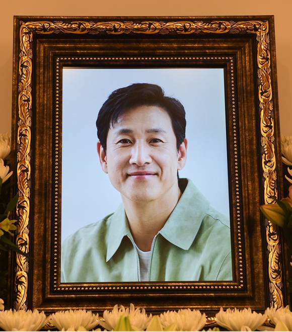 2023년 12월27일 서울 종로구 서울대학교병원 장례식장에 놓인 배우 고(故) 이선균씨의 사진 ⓒ연합뉴스