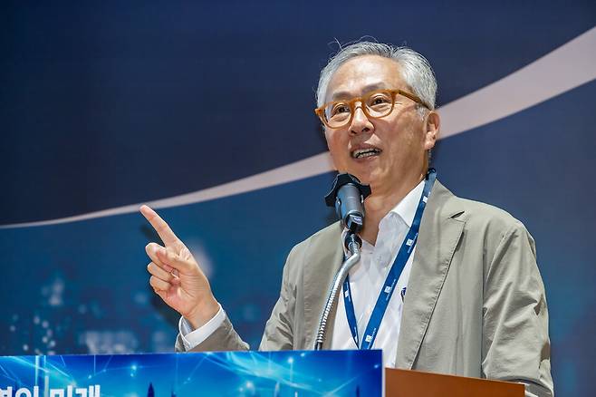 25일 서울 중구 을지로5길 19 페럼타워에서 열린 '시사저널 굿시티포럼 2025'에서 모종린 연세대 교수가 'AI와 함께 건설하는 소멸지역 로컬 콘텐츠 타운'을 주제로 강연하고 있다. ⓒ시사저널 최준필