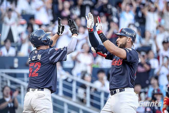 롯데 외국인타자 빅터 레이예스(오른쪽)가 24일 창원NC파크에서 열린 NC와 원정경기 1회초 결승 선제 3점홈런을 친 뒤 노진혁과 손뼉을 마주치고 있다. 사진제공｜롯데 자이언츠