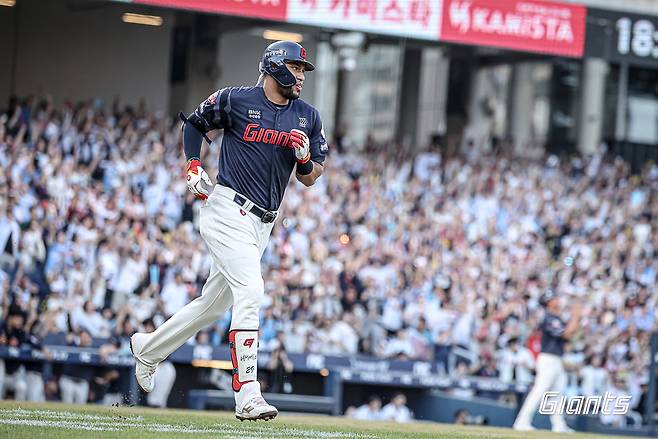 롯데 외국인타자 빅터 레이예스가 24일 창원NC파크에서 열린 NC와 원정경기 3회초 볼넷을 골라낸 뒤, 1루로 걸어가고 있다. 사진제공｜롯데 자이언츠