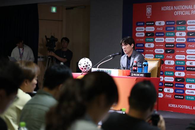 홍명보 축구국가대표팀 감독이 25일 서울 신문로 축구회관에서 9월 미국, 멕시코를 잇달아 상대할 대표팀 명단을 발표하고 있다. 사진제공｜대한축구협회