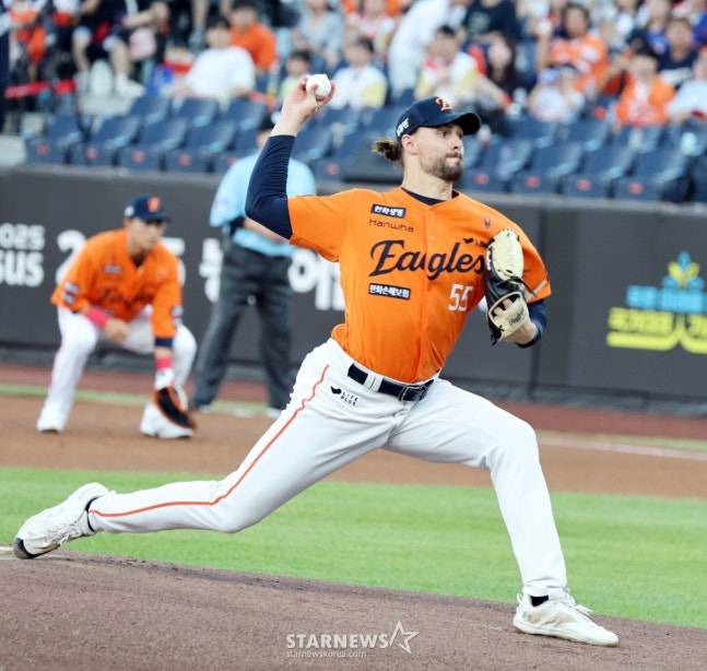 SSG전 역투를 펼치는 와이스. /사진=강영조 선임기자