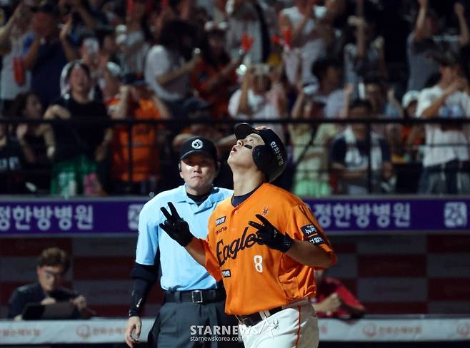 [영상]중계카메라를 향해 '내사랑을 한화팬들에 꼭 전해주오' 역전투런홈런 노시환