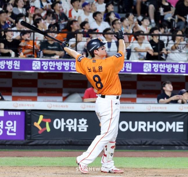 노시환이 24일 SSG전 5회말 결승 투런 홈런을 날리고 타구를 바라보고 있다. /사진=강영조 선임기자