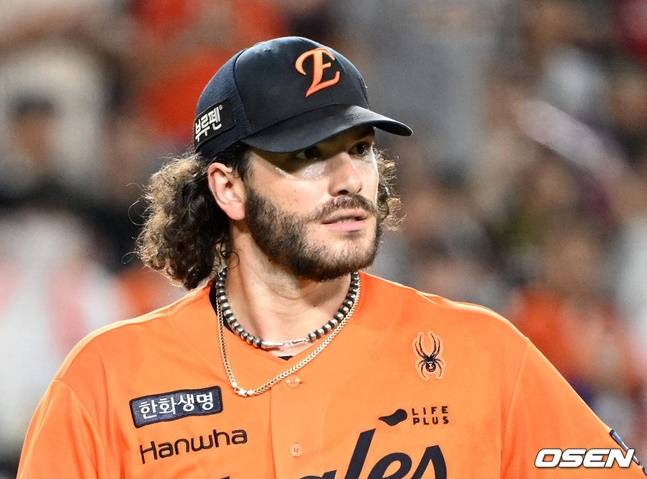 한화 코디 폰세가 22일 SSG전 선발 등판해 수비를 지켜보고 있다.