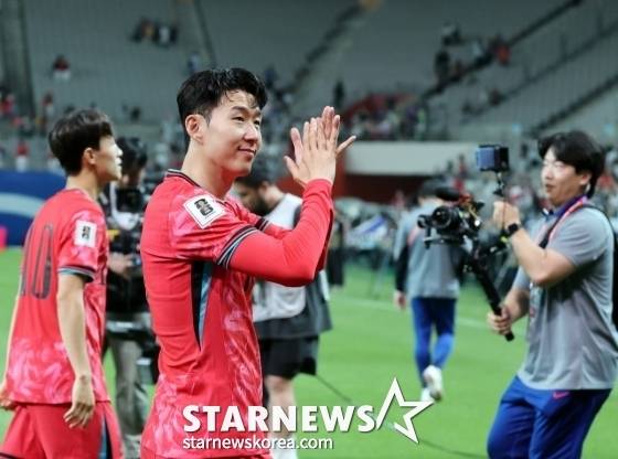 손흥민(가운데)이 지난 6월 서울월드컵경기장에서 북중미월드컵 최종예선 마지막 경기인 쿠웨이트전에서 승리한 후 박수치고 있다. /사진=강영조 선임기자