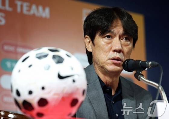 홍명보 감독이 25일 오후 서울 신문로의 축구회관에서 열린 기자회견에서 9월 A매치 2연전 소집 명단을 공개하고 있다. /사진=뉴스1 제공