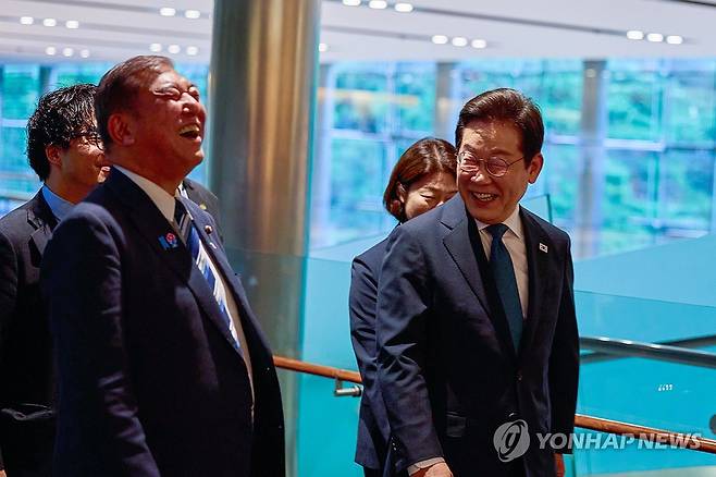 이재명 대통령, 이시바 일본 총리와 대화 (도쿄=연합뉴스) 홍해인 기자 = 이재명 대통령이 23일 일본 도쿄 총리 관저에 도착해 이시바 시게루 일본 총리와 대화하며 이동하고 있다. 2025.8.25 [공동취재] hihong@yna.co.kr