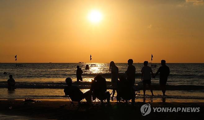 폭염에 저녁에도 '풍덩' [연합뉴스 자료사진]