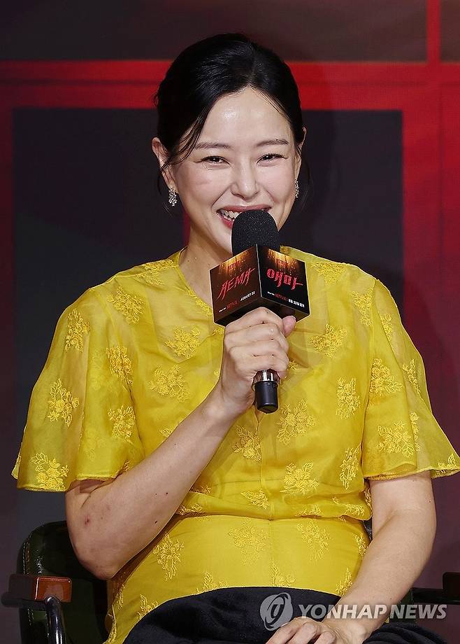 인사말하는 이하늬 (서울=연합뉴스) 이재희 기자 = 배우 이하늬가 18일 서울 마포구 호텔나루서울 엠갤러리에서 열린 넷플릭스 시리즈 '애마' 제작발표회에서 인사말을 하고 있다. 2025.8.18 scape@yna.co.kr