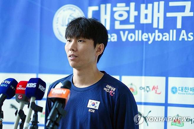 질문에 답하는 대표팀 주장 세터 황택의 (진천=연합뉴스) 이동칠 기자 = 남자배구 국가대표팀의 주장인 세터 황택의가 23일 오후 충북 진천선수촌 배구장에서 열린 미디어데이 행사에서 취재진 질문에 답하고 있다. 2025.5.23 chil8811@yna.co.kr