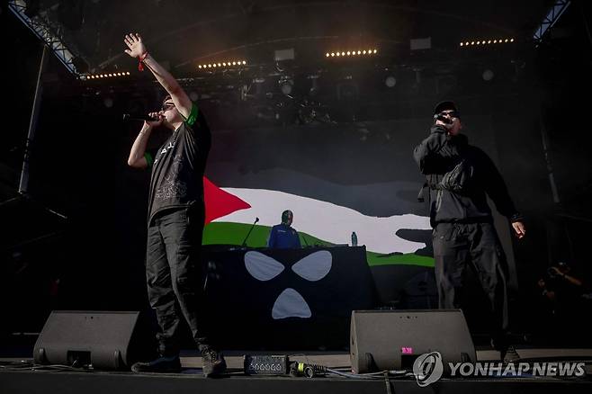 24일(현지시간) 북아일랜드 힙합그룹 니캡이 프랑스 파리 교외 생클루에서 열린 음악 축제에서무대 스크린에 팔레스타인 국기를 띄운 모습.[AFP=연합뉴스]