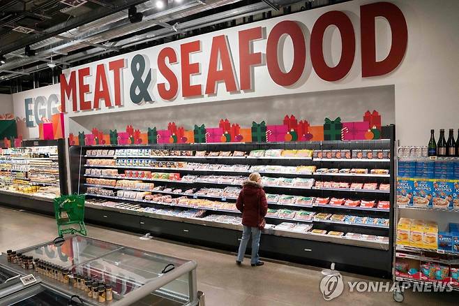 미국 워싱턴주 슈퍼마켓에서 소비자가 육류·수산물 코너를 둘러보는 모습.  [AFP=연합뉴스 자료사진. 재판매 및 DB금지]