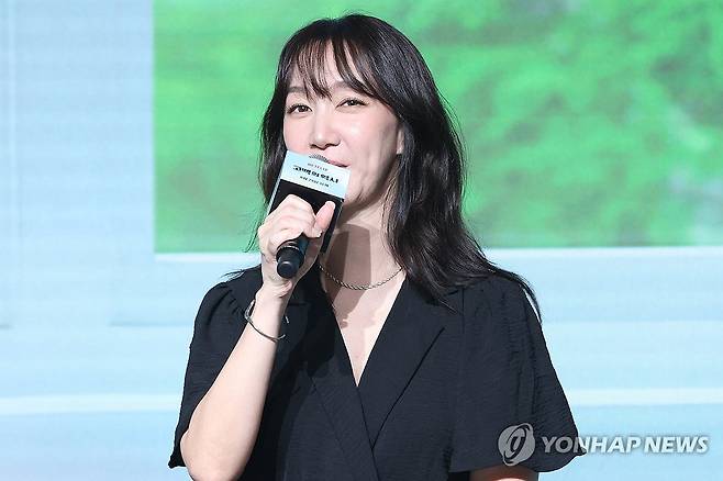 인사말하는 남궁선 감독 (서울=연합뉴스) 강민지 기자 = 남궁선 감독이 25일 서울 마포구 호텔나루서울엠갤러리에서 열린 영화 '고백의 역사' 제작보고회에서 인사말을 하고 있다. 2025.8.25 mjkang@yna.co.kr