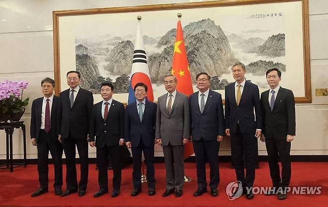 기념촬영하는 대통령 특사단 (서울=연합뉴스) 박병석 전 국회의장(왼쪽 네 번째)을 단장으로 하는 대통령 특사단이 왕이 중국공산당 중앙외사판공실 주임 겸 외교부장(오른쪽 네번째)을 24일 베이징에서 만나 기념촬영을 하고 있다.  2025.8.24 [베이징특파원 공동취재단. 재판매 및 DB 금지] photo@yna.co.kr
