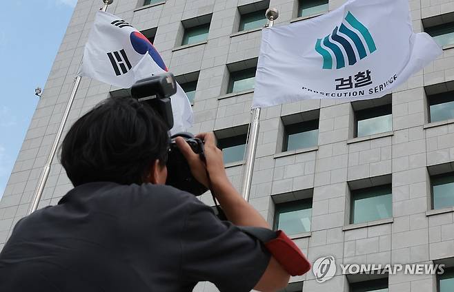 내란특검, 대검찰청 압수수색 (서울=연합뉴스) 김인철 기자 = 12·3 비상계엄 관련 내란·외환 의혹을 수사하는 조은석 특별검사팀이 심우정 전 검찰총장과 박성재 전 법무부 장관에 대한 강제 수사에 나선 25일 서울 서초구 대검찰청에서 취재진이 취재를 하고 있다.
    이날 내란특검은 박 전 장관의 자택과 법무부, 대검찰청, 서울구치소 등에 대해 압수수색을 진행 중이다. 2025.8.25 yatoya@yna.co.kr