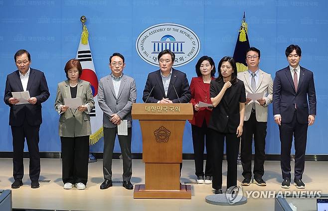부산 지역구 국민의힘 의원들, 해수부 이전 관련 기자회견 (서울=연합뉴스) 류영석 기자 = 국민의힘 부산 지역 국회의원들이 25일 서울 여의도 국회 의원회관에서 해양수산부 이전 특별법 관련 기자회견을 하고 있다. 2025.8.25 ondol@yna.co.kr