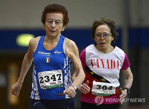 고령 여성 육상선수 엠마 마리아 마첸가 (부다페스트 EPA=연합뉴스 자료사진) 2014년 3월 30일 헝가리 부다페스트의 시마 홀에서 열린 2014 세계 마스터즈 실내 육상선수권대회의 80세 이상 여성 400ｍ 부문에서 이탈리아의 엠마 마리아 마첸가(왼쪽) 선수와 캐나다의 앨리스 콜(오른쪽) 선수가 경쟁하고 있다. (EPA/Tibor Illyes/자료사진,  HUNGARY OUT/헝가리 사용 금지) 2025.8.25.