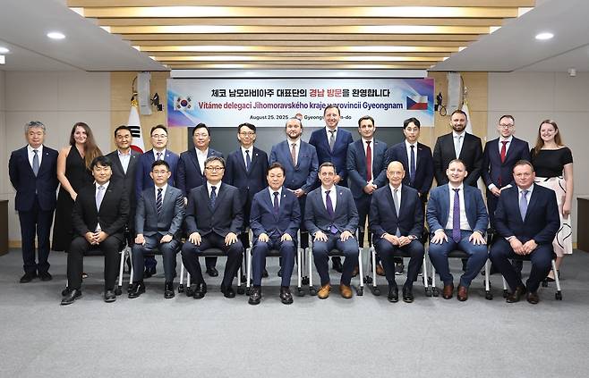 체코 남모라비아주 경남 방문 기념 사진 [경남도 제공. 재판매 및 DB 금지]