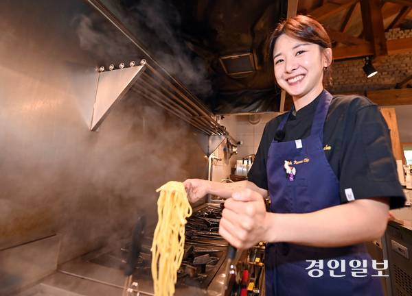 12일 제주 한림읍 ‘아니따 파스타’에서 조아름 셰프가 생면 파스타를 요리하고 있다. 2025.6.12 /김용국기자 yong@kyeongin.com