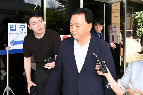 민간 사업자로부터 뇌물을 수수한 혐의를 받는 현직 경기도의원이 26일 구속 전 피의자 심문(영장실질심사)을 받기 위해 오후 안산시 단원구 수원지방법원 안산지원에 들어서고 있다. 2025.8.26 /최은성기자 ces7198@kyeongin.com