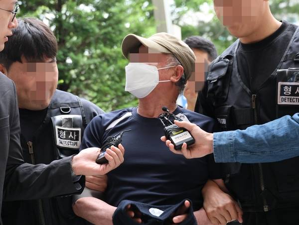 법원의 접근금지 명령이 종료된 지 일주일 만에 아내를 찾아가 흉기로 살해한 60대 남성이 6월21일 오후 구속심사를 받기 위해 법원에 출석하고 있다. /연합뉴스