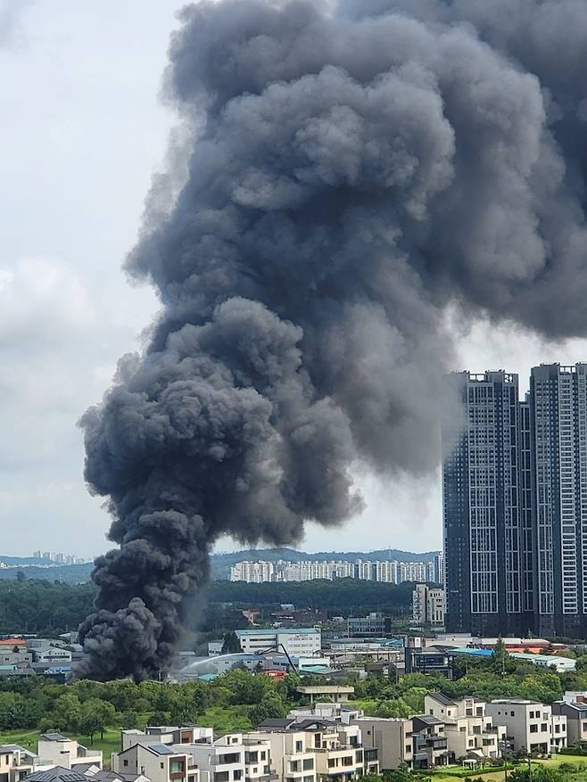 26일 오전 10시 49분께 인천 서구 경서동에 위치한 한 공장에서 화재가 발생해 검은 연기가 치솟고 있다. 사진=인천소방본부