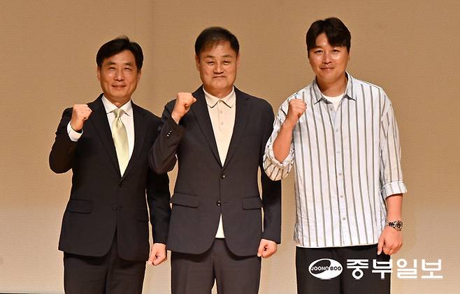 26일 용인시청 에이스홀에서 진행된 용인FC 창단 진행상황 보고회서 용인FC의 김진형(사진 왼쪽부터) 단장, 최윤겸 감독, 이동국 TD가 기념사진을 찍고 있다. 김경민기자