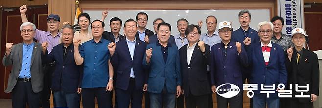 26일 오후 수원시 장안구 보육연구원에서 열린 광복 80주년 기념 학술회의에 참석한 김호동 광복회 경기도지부장 및 지회장들이 기념촬영을 하고 있다. 임채운기자