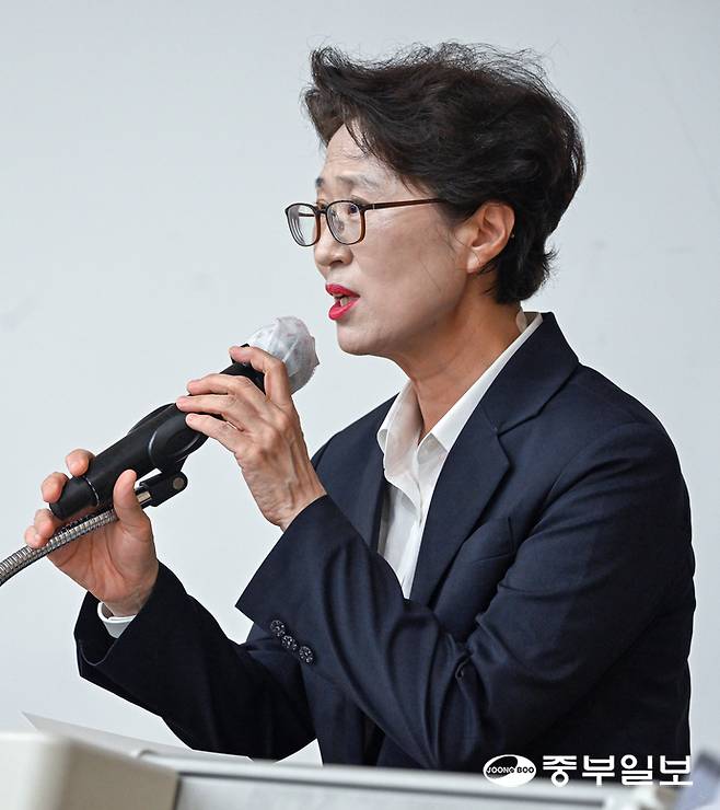 최윤정 중부일보 대표이사가 26일 오후 수원시 장안구 보육연구원에서 열린 광복 80주년 기념 학술회의에서 축사를 하고 있다. 임채운기자