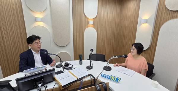 이도형 앵커와 조현경 인천해양경찰서 홍보계장 [경인방송DB]