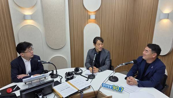 이도형 앵커, 국민의힘 이용창 인천시의원, 더불어민주당 김명주 인천시의원. [경인방송DB]