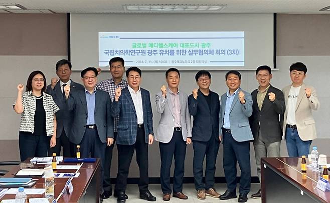 광주시와 지역 치과계는 지난 2012년 전국에서 처음으로 ‘국립치의학연구원 필요성’을 제기한 이후 줄곧 광주 유치를 위한 노력을 기울여오고 있다. 2023년 4월 제14대 광주시치과의사회장에 취임한 박원길 회장 역시 취임 일성으로 국립치의학연구원 광주 유치를 강조했다. 이를 위해 국립치의학연구원 광주 유치 서명운동(사진 上)을 벌이고, 실무협의체를 꾸려 지역 특화 전략 등을 논의했다(사진 下).<광주시치과의사회 제공>