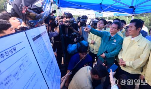 ◇정청래 더불어민주당 대표(맨 오른쪽)가 26일 강릉 오봉저수지를 찾아 김홍규 강릉시장(오른쪽에서 2번째)과 가뭄 대응에 대해 논의하고 있다. 강릉=권태명기자