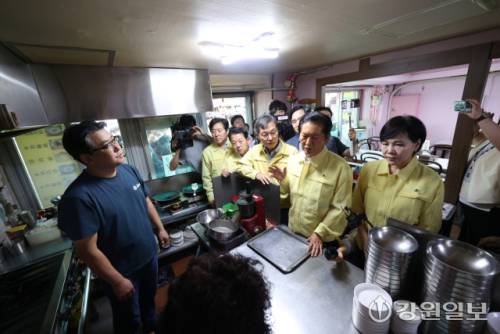 ◇정청래 더불어민주당 대표가 26일 강릉 중앙시장을 찾아 제한급수에 따른 상인들의 애로사항을 청취하고 있다. 강릉=권태명기자