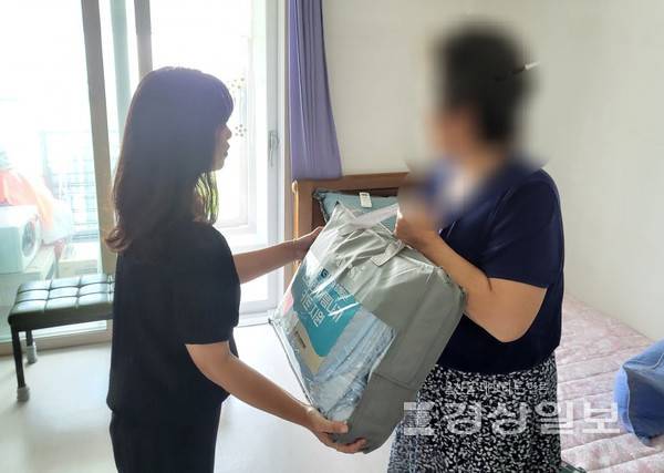 함월노인복지관(관장 서임량)은 지난 22일 연일 이어지는 폭염 속에서 어려움을 겪고있는 지역 내 저소득 어르신 4가구에 KT&G의 후원을 받아, '건강한 여름나기 키트'를 전달했다.