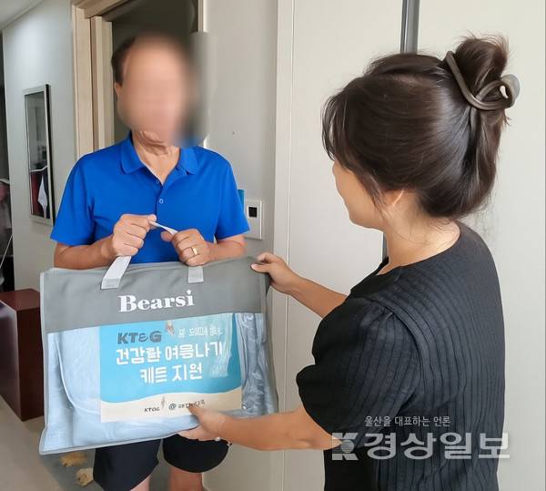 함월노인복지관(관장 서임량)은 지난 22일 연일 이어지는 폭염 속에서 어려움을 겪고있는 지역 내 저소득 어르신 4가구에 KT&G의 후원을 받아, '건강한 여름나기 키트'를 전달했다.