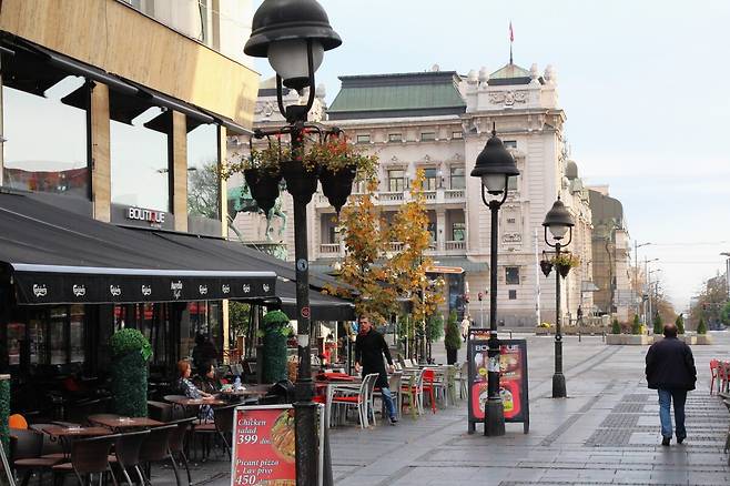 세르비아 수도 베오그라드 시청 광장. 이른 아침이라 한산하기만 하다. 시민들 표정에서 불과 몇 십 년 전에 폭력을 자행했던 사람들이라고 믿기지 않을 만큼 온화한 표정들이었다. /박필우 스토리텔링 작가 제공