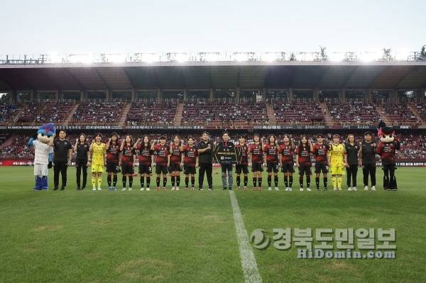 포항스틸러스 여자축구팀이 지난 24일 포항스틸야드에서 경기에 앞서 출정식을 하고 있다. 사진=포항스틸러스 제공
