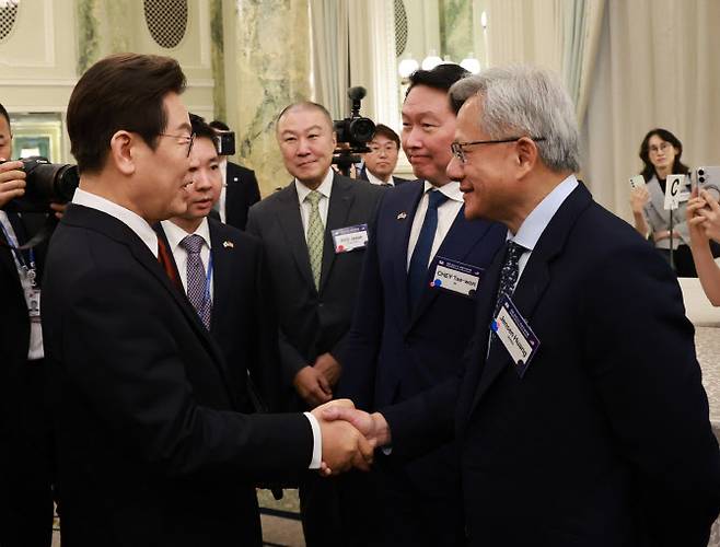 25일(현지시간) 미국 워싱턴DC 윌라드 호텔에서 열린 한미 비즈니스 라운드 테이블에서 이재명 대통령(왼쪽)이 젠슨 황 엔비디아 최고경영자와 악수하고 있다.(사진=연합뉴스)