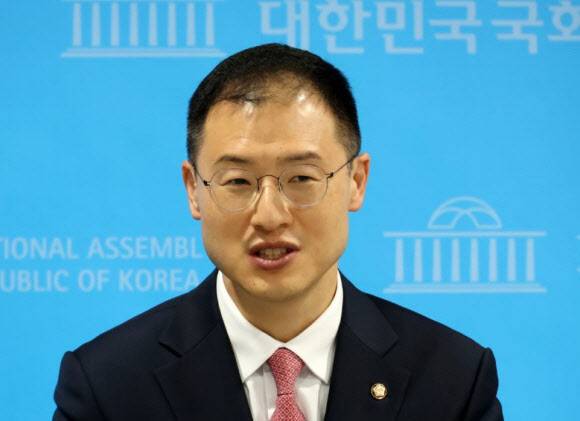 국민의힘을 탈당한 김상욱 무소속 의원이 5월 15일 오전 서울 여의도 국회 소통관에서 이재명 더불어민주당 대선후보 지지를 선언하는 기자회견을 마친 뒤 취재진 질문에 답하는 모습. (사진=뉴시스)