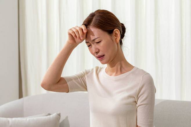 더위가 오래 지속되면서 뇌기능도 떨어질 수 있다. 이로 인해 뇌 안개로 불리는 브레인 포그 증상이 오래 가면 치매 발생 위험도 높아진다. [사진=클립아트코리아]