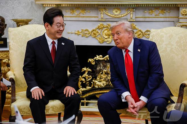 이재명 대통령이 25일(현지시간) 미국 워싱턴 백악관에서 도널드 트럼프 대통령과 한미 정상회담을 하고 있다. ⓒ 로이터=뉴스1 ⓒ News1 신웅수 기자