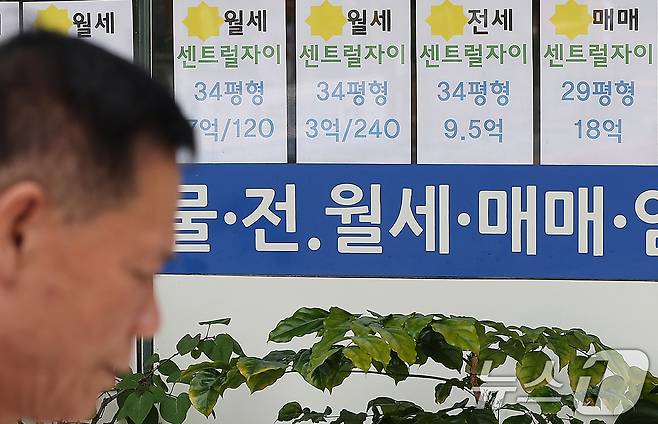 서울 시내 한 부동산에 붙어있는 월세 안내문. 2025.8.17/뉴스1 ⓒ News1 김진환　기자