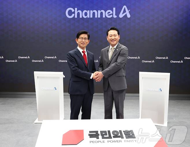 국민의힘 당대표 선거 결선에 진출한 김문수(왼쪽)·장동혁 후보가 지난 23일 오후 서울 종로구 채널A 스튜디오에서 방송토론회에 앞서 악수를 하고 있다. 2025.8.23/뉴스1 ⓒ News1 국회사진기자단