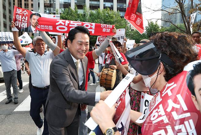 국민의힘 당대표 선거 결선에 진출한 장동혁 후보가 23일 오후 방송토론회를 위해 서울 종로구 채널A 스튜디오에 도착하며 지지자들과 인사를 하고 있다. 2025.8.23/뉴스1 ⓒ News1 국회사진기자단
