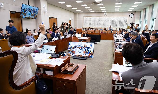 추미애 국회 법제사법위원장이 26일 서울 여의도 국회에서 열린 제428회 국회(임시회) 법제사법위원회 제1차 전체회의에서 증인 고발의 건 거수 표결을 하고 있다. 2025.8.26/뉴스1 ⓒ News1 유승관 기자
